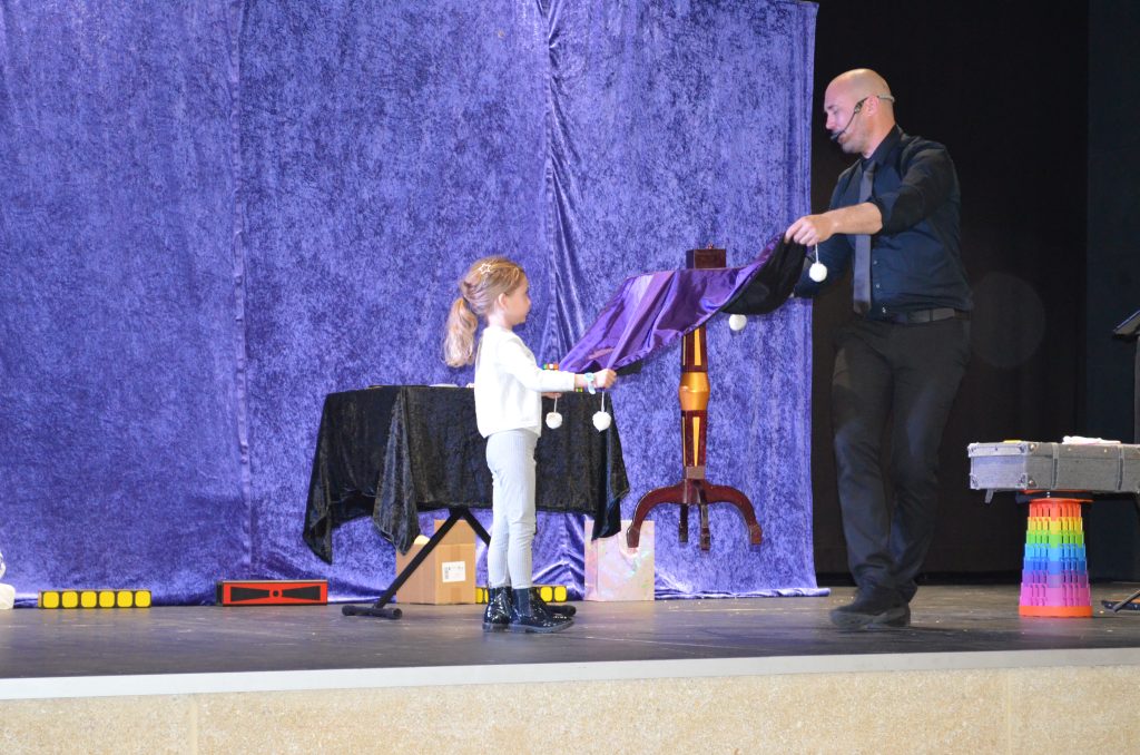spectacle de magie de noël illusion scénique spectacle de magie Noël CSE