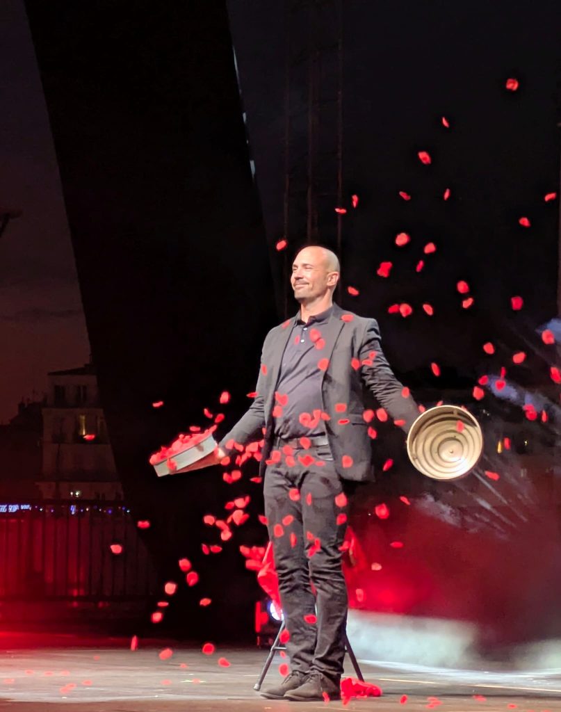 spectacle de magie de noël magicien sur scène événement professionnel fin d’année